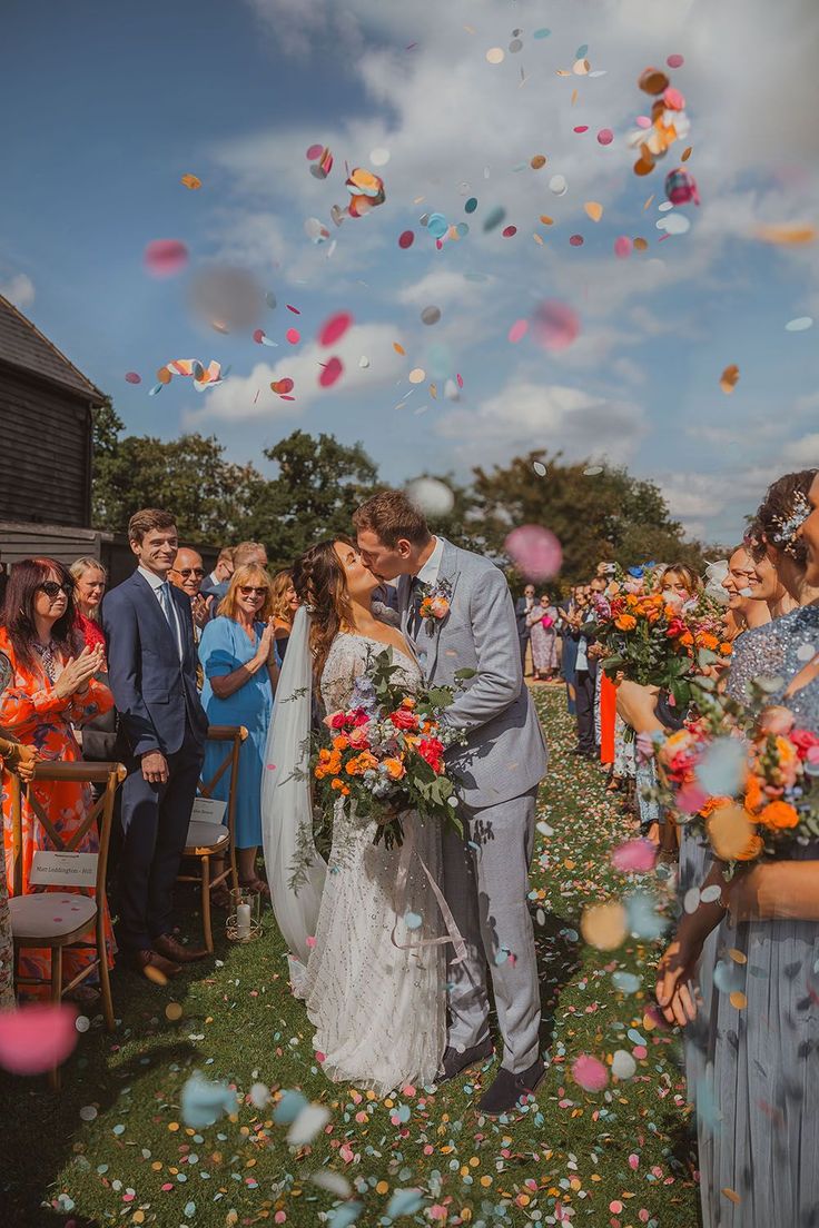 matrimonio in toscana sposi felici festeggiamenti
